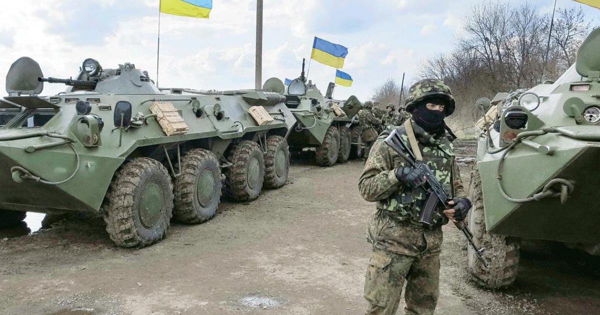 جندي أوكراني في حال تأهب على الحدود الروسية 