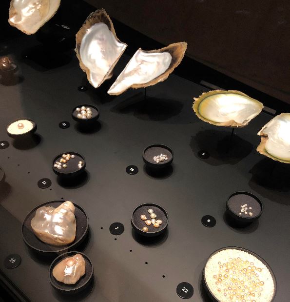 معرض اللؤلؤ الذي يحتوي على مختارات فريدة من المجوهرات المرصعة باللؤلؤ البحريني المشتهر بجودته ونقائه على مستوى العالم