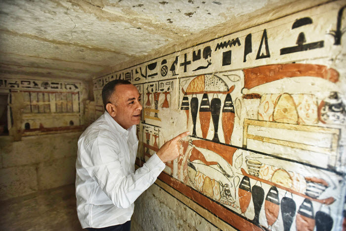 الكشف عن 5 مقابر فرعونية 