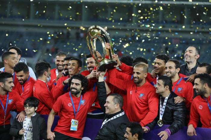 لاعبو الكويت يحملون كأس سمو الأمير للمرة الـ 15 في تاريخ النادي 