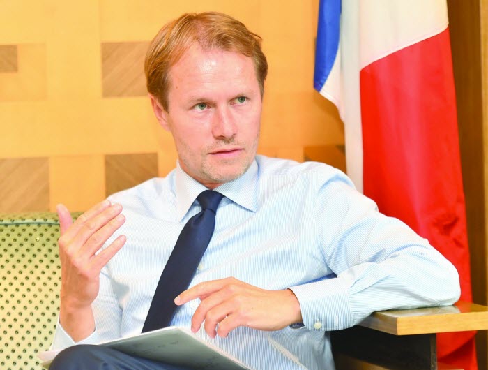 السفير الفرنسي في قطر جان-باتيست فيفر 